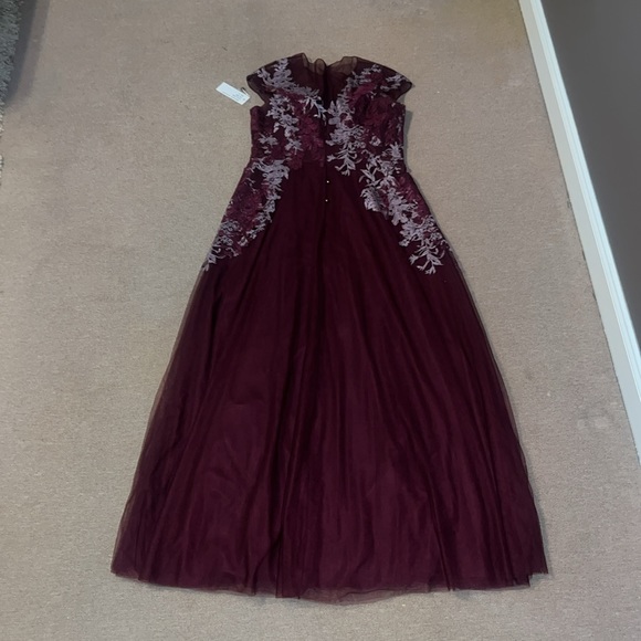 TERI JON BEADED APPLIQUÉ GOWN: NEW WITH TAG - Picture 3 of 10